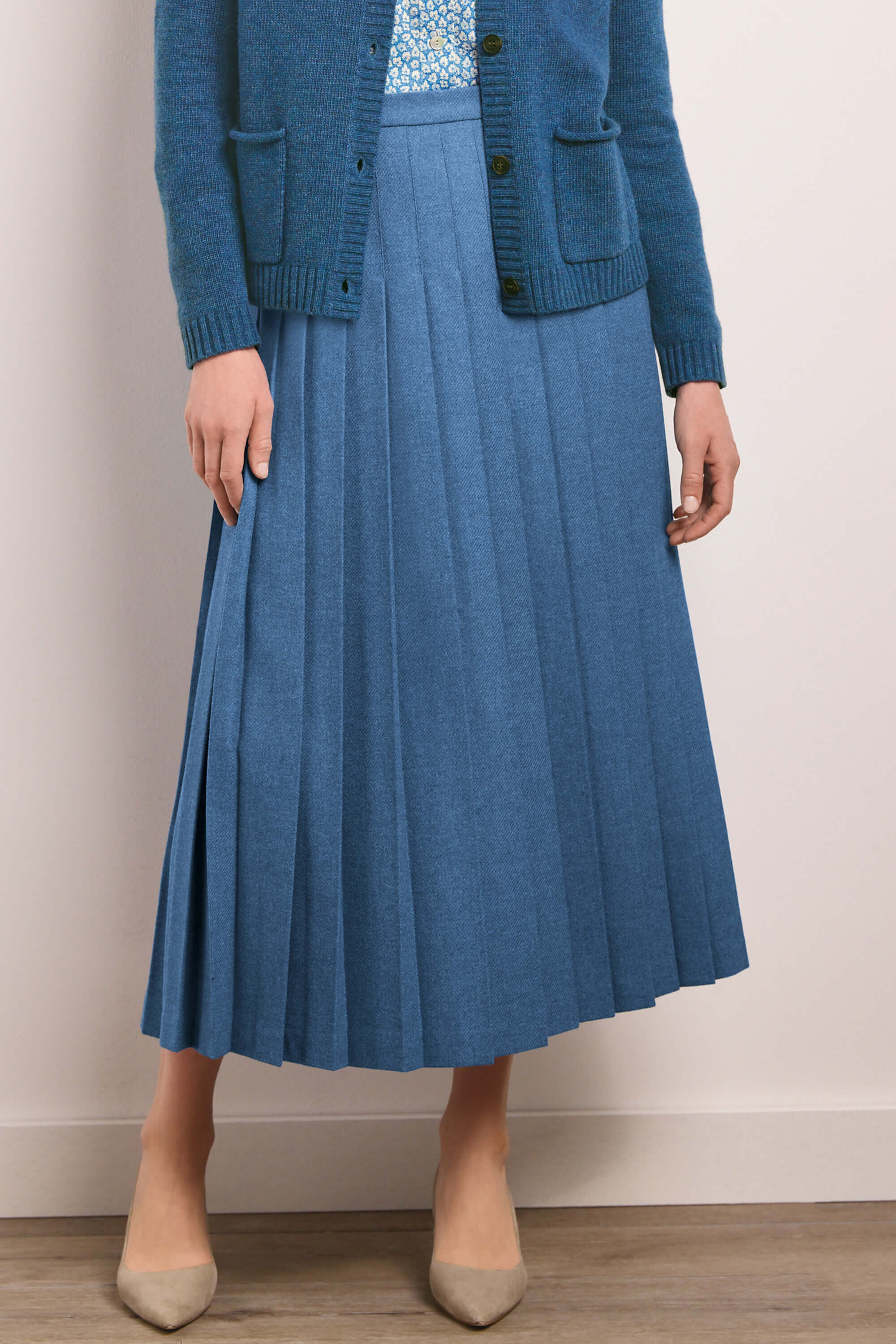Designシュシュ　スカイブルー　No.621 Heritage pleated skirt | JQ360 | Not Available | Cotswold Collections